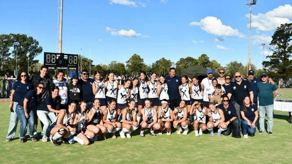 El equipo azuleño tuvo una destacada actuación en el Campeonato Argentino de Clubes B Sub 16 y llegó hasta la final, donde se quedó con la medalla de plata. Un resultado histórico para el hockey local